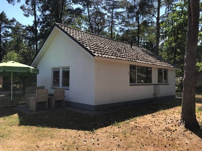 Witte vrijstaande bungalow tussen de bomen op 't Vosseven in Stramproy