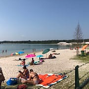 Zonnen en zwemmen aan het strand van Het Blauwe Meertje bij Stramproy