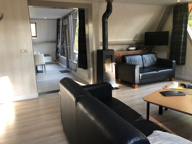 Woonkamer groepswoning met houtkachel